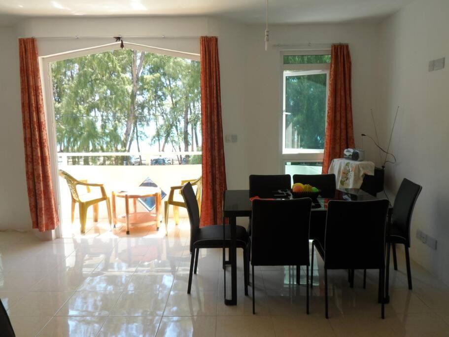Sea Front 2 Bedrooms Apartment Flic-en-Flacq Екстериор снимка